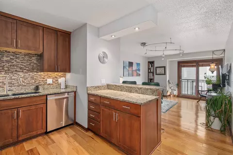 300 Walnut St #906, Des Moines, IA 50309