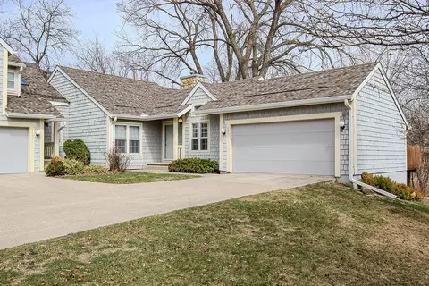 2651 82nd St, Urbandale, IA 50322