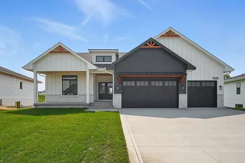 1420 NW Red Oak Dr, Waukee, IA 50263