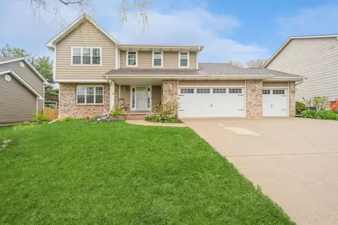 9401 Hickory Dr, Urbandale, IA 50322