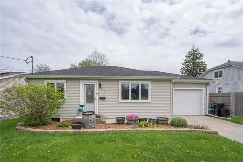 916 W 7th St S, Newton, IA 50208