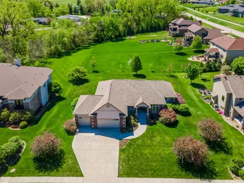 10612 NW 75th Pl, Johnston, IA 50131