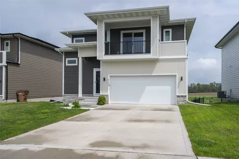 725 SE 69th St, Pleasant Hill, IA 50327