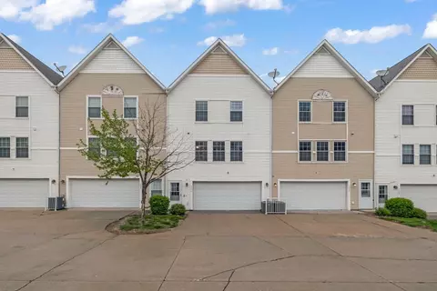 1046 10th Ave NW, Altoona, IA 50009