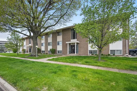 4202 62nd St #6, Urbandale, IA 50322