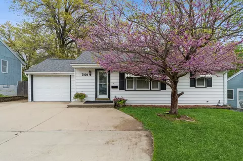 7109 SW 17th St, Des Moines, IA 50315
