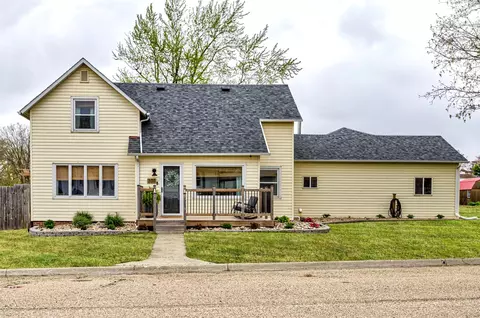 301 4th St NE, State Center, IA 50247