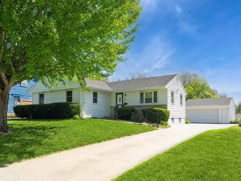917 29th St, West Des Moines, IA 50265