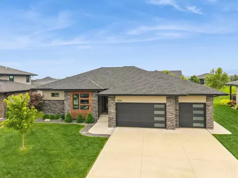 9154 Moonseed Ct, West Des Moines, IA 50266