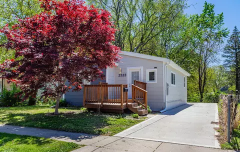 2323 Maple St, Des Moines, IA 50317