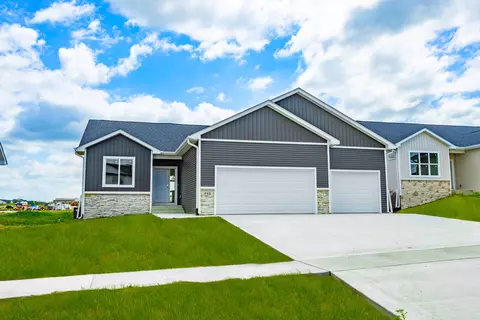 945 11th St, Waukee, IA 50263