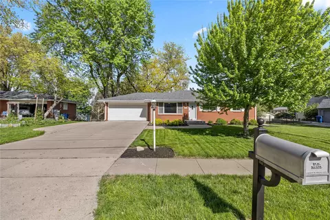 2701 Beverly Dr, Urbandale, IA 50322