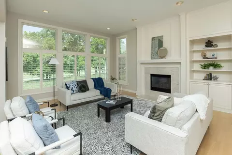 1259 Glen Oaks Dr, West Des Moines, IA 50266