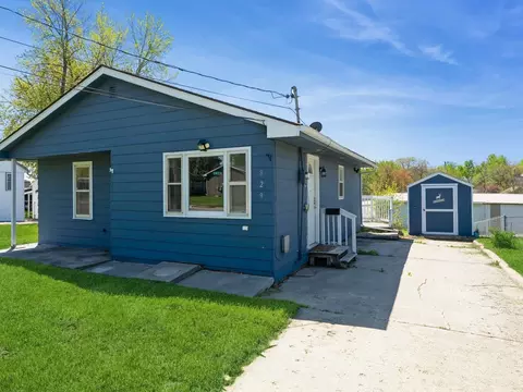 829 N 3rd Ave E, Newton, IA 50208