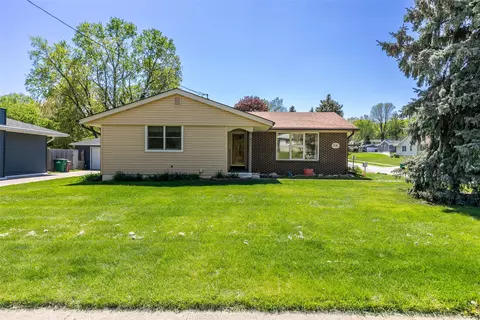 3012 Vine St, West Des Moines, IA 50265