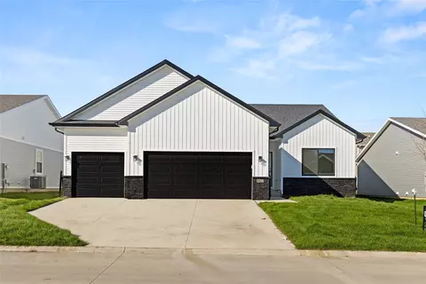 9423 Modena Ln, West Des Moines, IA 50266