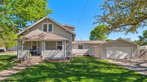 718 W 3rd Ave, Indianola, IA 50125