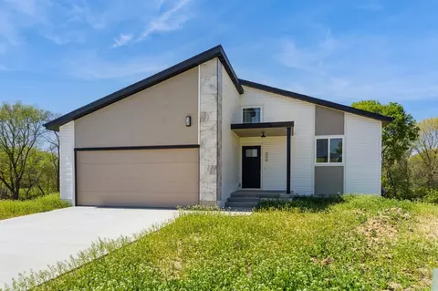 4274 Grover Woods Ln, Des Moines, IA 50317