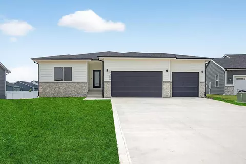 5208 150th St, Urbandale, IA 50323