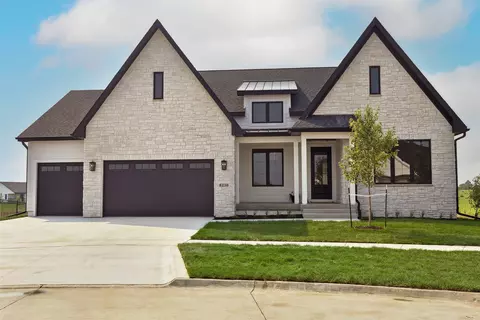 8236 Mahon Ct, Johnston, IA 50131