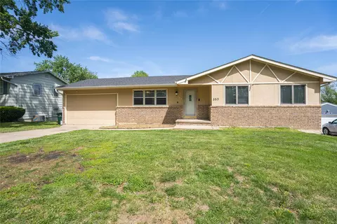 553 Parkwood Blvd, Pleasant Hill, IA 50327