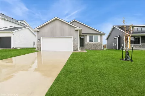 401 NE Country Meadow Dr, Ankeny, IA 50021