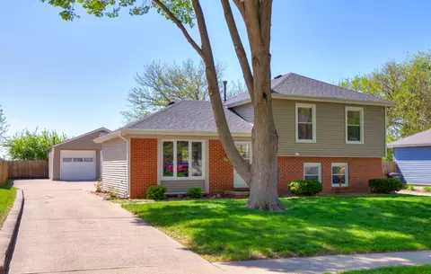 1407 Skylane Dr, Norwalk, IA 50211