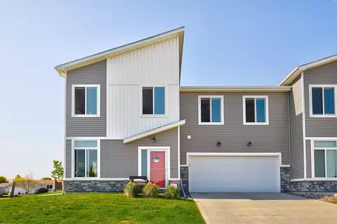 9526 Crowning Dr, West Des Moines, IA 50266
