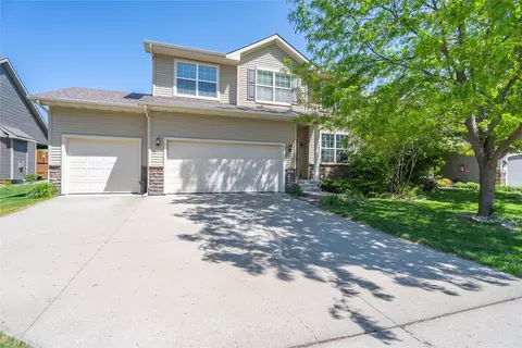 224 S 83rd St, West Des Moines, IA 50266