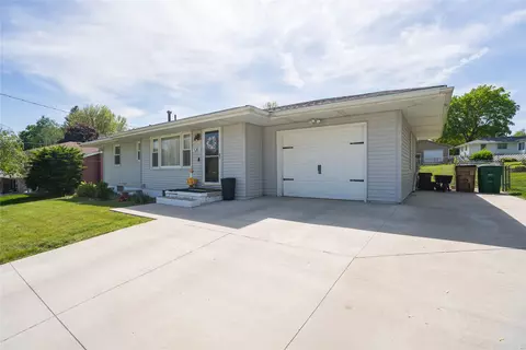 530 N 4th St, Carlisle, IA 50047