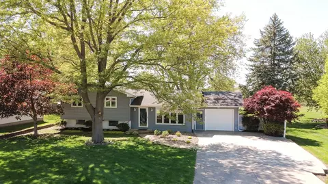 1009 W 4th St, Pella, IA 50219