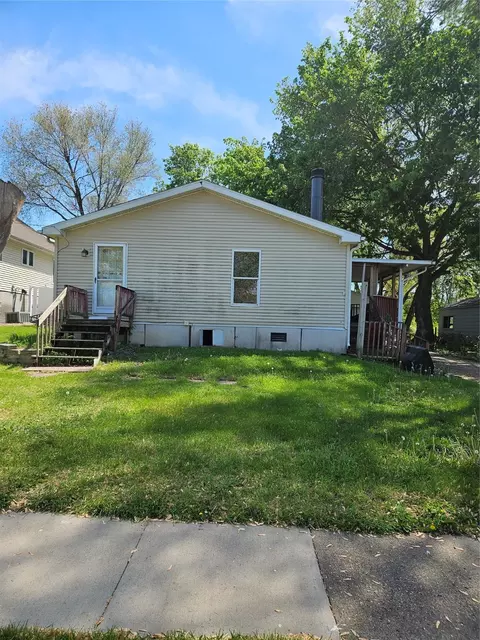 406 W Rock Island St, Knoxville, IA 50138