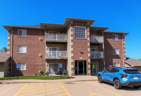 4130 100th St #7, Urbandale, IA 50322