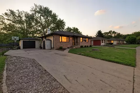 3101 Roblang Ct, Des Moines, IA 50317
