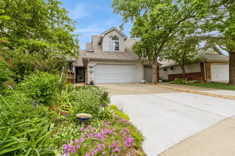 6819 Oakwood Dr, Urbandale, IA 50322