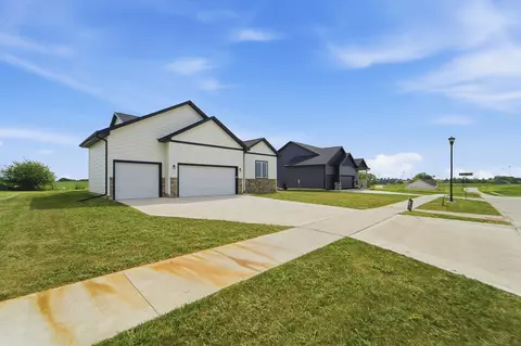 Exterior - 403 Varley Ln, Stuart, IA 50250 photo 2 of 4