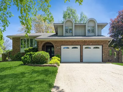 4113 77th Place Cir, Urbandale, IA 50322
