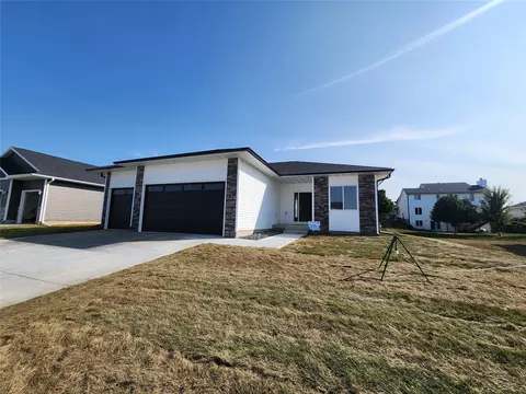 2331 N 8th Ave E, Newton, IA 50208