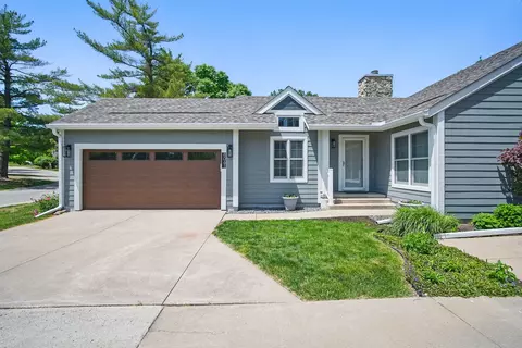 8061 Cobblestone Ct, Urbandale, IA 50322