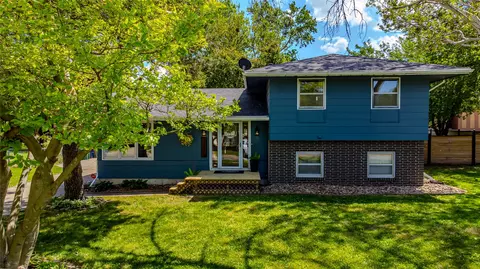 7124 Twana Dr, Urbandale, IA 50322