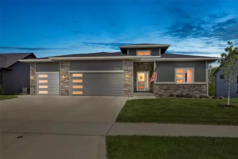 2308 N 9th Ct, Indianola, IA 50125