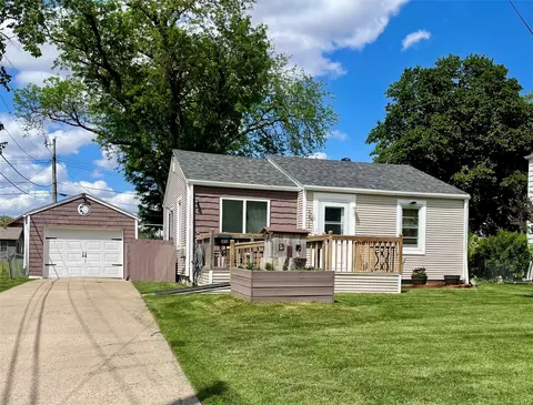 2012 S 3rd Ave E, Newton, IA 50208
