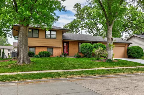 8409 Prairie Ave, Urbandale, IA 50322