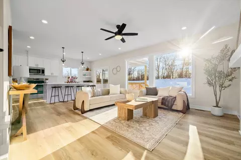 570 NW Georgetown Dr, Waukee, IA 50263