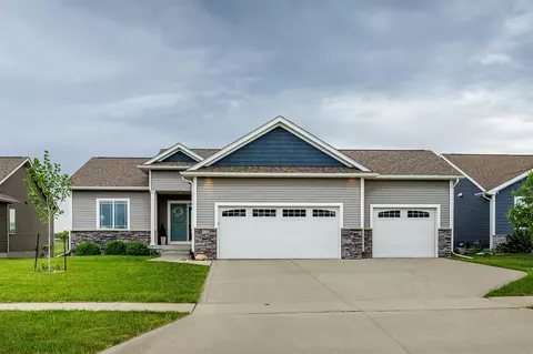 645 Mallard Point Dr, Bondurant, IA 50035