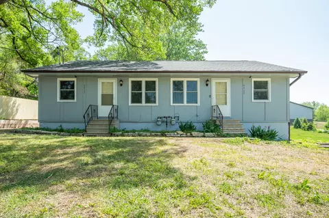 5515 NE 5517 Ne 1st St, Des Moines, IA 50313