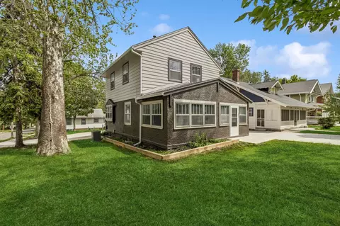 693 35th St, Des Moines, IA 50312