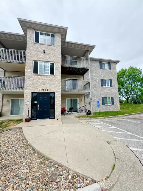 10141 Sutton Dr #7, Urbandale, IA 50322