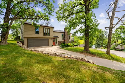 6 Fore Seasons Dr, Grinnell, IA 50112