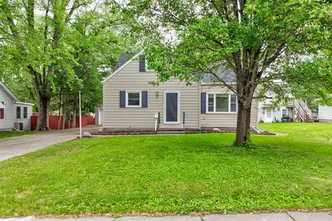 4007 68th St, Urbandale, IA 50322